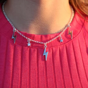 Blixt halsband - Säljer flera exemplar av detta halsband! Super snyggt och matchar till mycket. Frakt ligger på 11 kr🙂