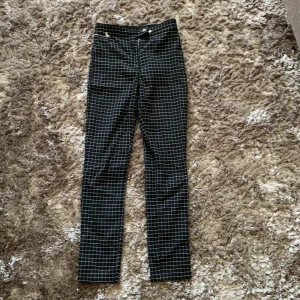 Rutiga byxor - Byxor från hm. Aldrig använda.