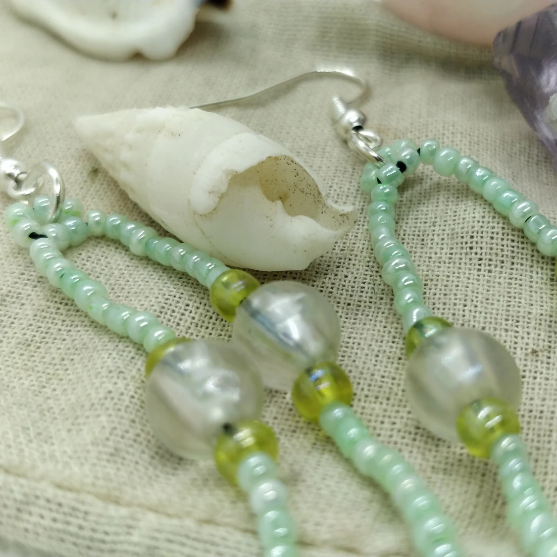 Handgjorda pärlörhängen i grönt - 91
