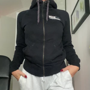 Peak performance tröja - Tröja från peak performance i strl small. Står även peak performance på ryggen. Köparen står för frakt.🖤