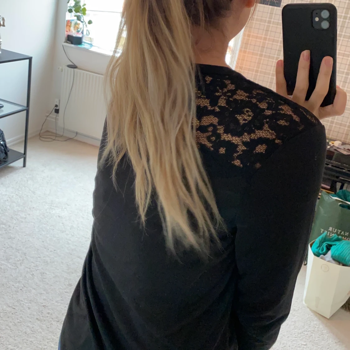 Svarta tröja med spetsdetaljer - 90