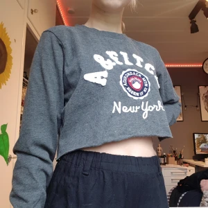 Långärmad tröja - En avklippt tröja som är skön och sitter bra. Blir inte använd så mycket därför säljer jag den nu. Pris +frakt