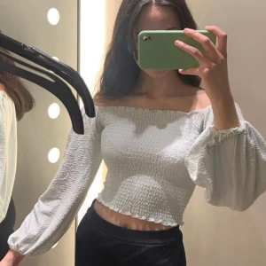 topp från bikbok - säljer då den aldrig kommer till användning! supersnygg och asfin färg (OBS den är mintgrön/pastell) ✨ möts upp i gävle elr fraktar