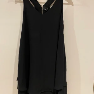 Svart klänning 34 - Svart klänning i storlek 34, passar även en 36. Bra skick. 