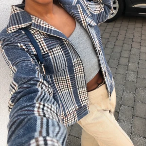 Jacka - Tygjacka i superfint mönster från nakd💙🤍🤎 storlek 38 men passar alla storlekar mellan xs-m! jättefin i skicket och knappt använd! ✨✨✨ (spårbar frakt tillkommer på 49kr)