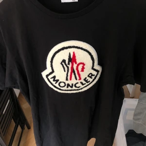 Moncler T-Shirt - Moncler T-Shirt i svart. Står XXL men sitter mer som large eller XL