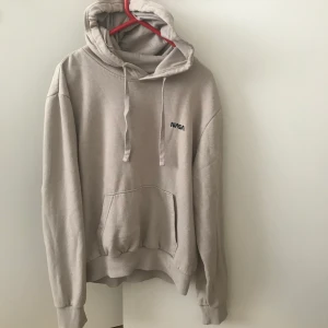 Hoodie strl S - Använd ett fåtal gånger, tröjan är i från H&M. Storlek S. 120kr inkl frakt 
