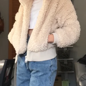 Teddyjacka från Zara - Super skön, varm och ljusbeige Teddyjacka från Zara. Kan användas på våren, hösten och vintern. Storlekar XS men passar även på en S. Frakt tillkommer❤️