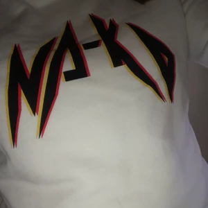 Huddie - En huddie från NA-KD 🖤🧡 väldigt skön o mysig. Frakt tillkommer✨ 