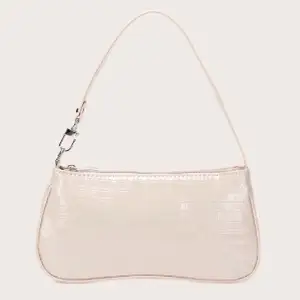Säljer en helt ny (HELT OANVÄND) väska från Shein!! Den ser beige ut på bilderna men är helt vit! Skicka för fler o bättre bilder💖 HÖGSTA BUD: 170 + frakt