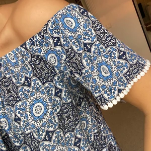 Mönstrad axeltröja - Gullig mönstrad blå/vit tröja från Primark i Stl 38. Fint skick, som oanvänd. 