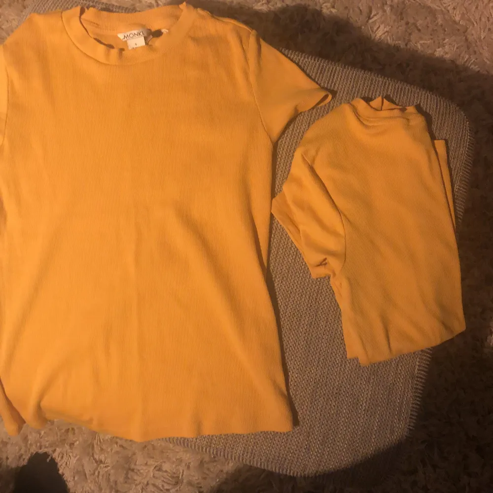 Snygga monki t-shirts i en höstlig gul orange färg! Pris går att diskutera! ❤️🔥❣️❣️💜 40 kr styck eller båda för 60!! Exl frakt💓 kan mötas upp. T-shirts.