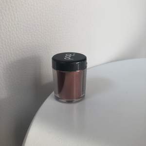 Ögonskugga från Pop Beauty i färgen ’metallic copper’