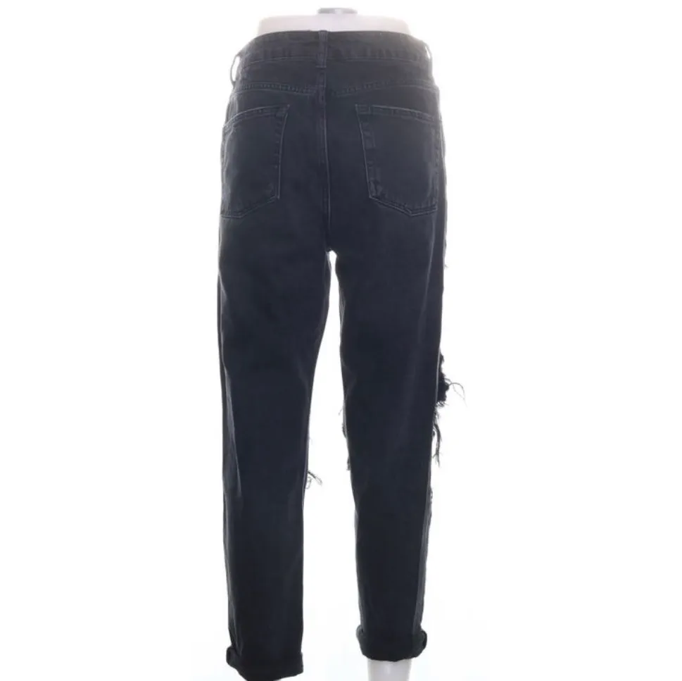 Svarta momjeans med coola slitningar på båda benen från Topshop. Köparen står för frakt 55kr för spårbar frakt 🖤. Jeans & Byxor.