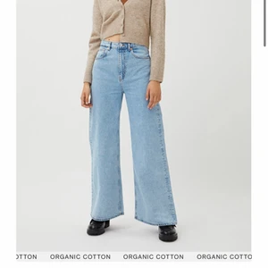 Weekday ACE jeans - Högmidjade weekdayjenas i färgen summer blue. Köpte dem i slutet av sommaren och älskade dem i början men tröttnat lite nu då jag har ett par andra jenas i samma färg.😁 frakt ingår ej i priset💞 hade varit kul om någon annan fick användning av dem då de är i mycket bra skick 😊 skriv vid intresse eller om du vill ha egentagna bilder! Budgivning vid fler intresserade , Kram