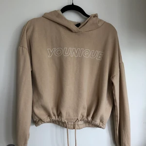 Beige hoodie - Köpt förra året från GinaTricot! Inte min stil längre så därför säljer jag den!