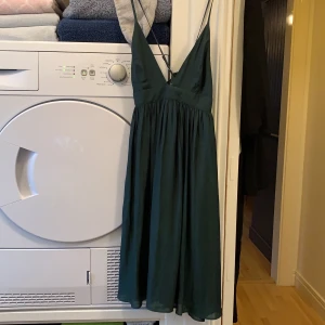 Grön Gina tricot sommarklänning i storlek 36 - Mörkgrön sommarklänning med kors i ryggen i storlek 36 nästan aldrig använd