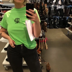Limegrön t-shirt - Säljer min superfina limegröna T-shirt från ASOS. Knappt använt den, därav är den fortfarande i bra skick. 