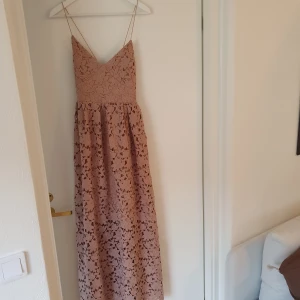 flower crochet maxi dress - jättefin klänning från nakd. Aldrig använd. Nypris 799 