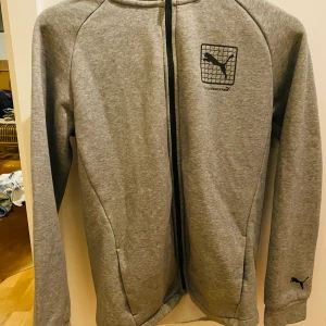 Huvtröja Puma  - Grå huvtröja med dragkedja, puma. Storlek 164 (barnstorlek) 