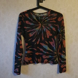 Svart mesh tröja med mönster  - helt ny mesh tröja med häftigt mönster. i stl S/M. säljes för 100kr plus frakt elr upphämtning i kalmar. 