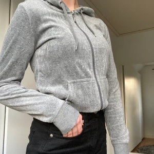 Zip tröja - (FRI FRAKT) sammet material. Stretchig och skön. Nästan aldrig använd.