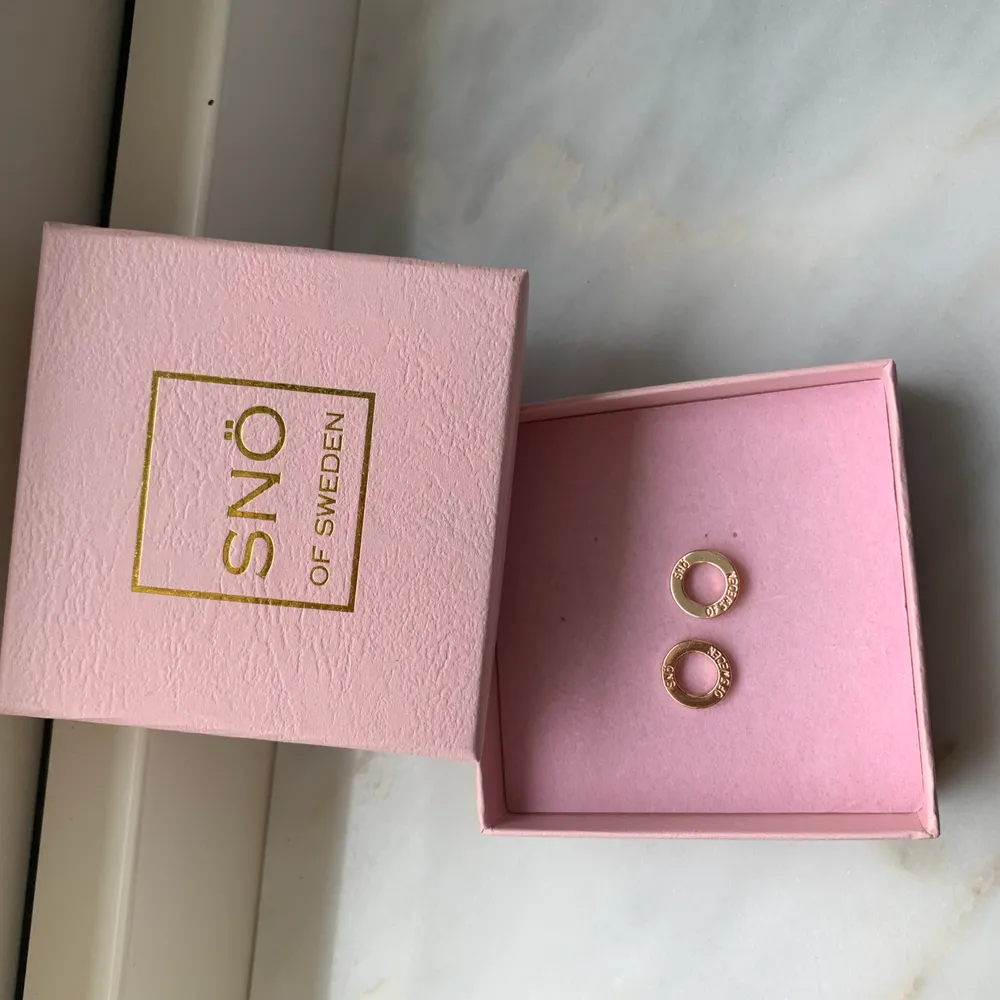 Ett rosé armband och örhängen från snö. Använd en gång därför super fint skick, köparen står för frakt 💕. Muu.