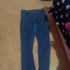 Mörk blåa byxor - Från BIKBOK