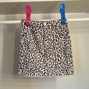 Kjol - Snygg kjol från H&M. Aldrig använd! 