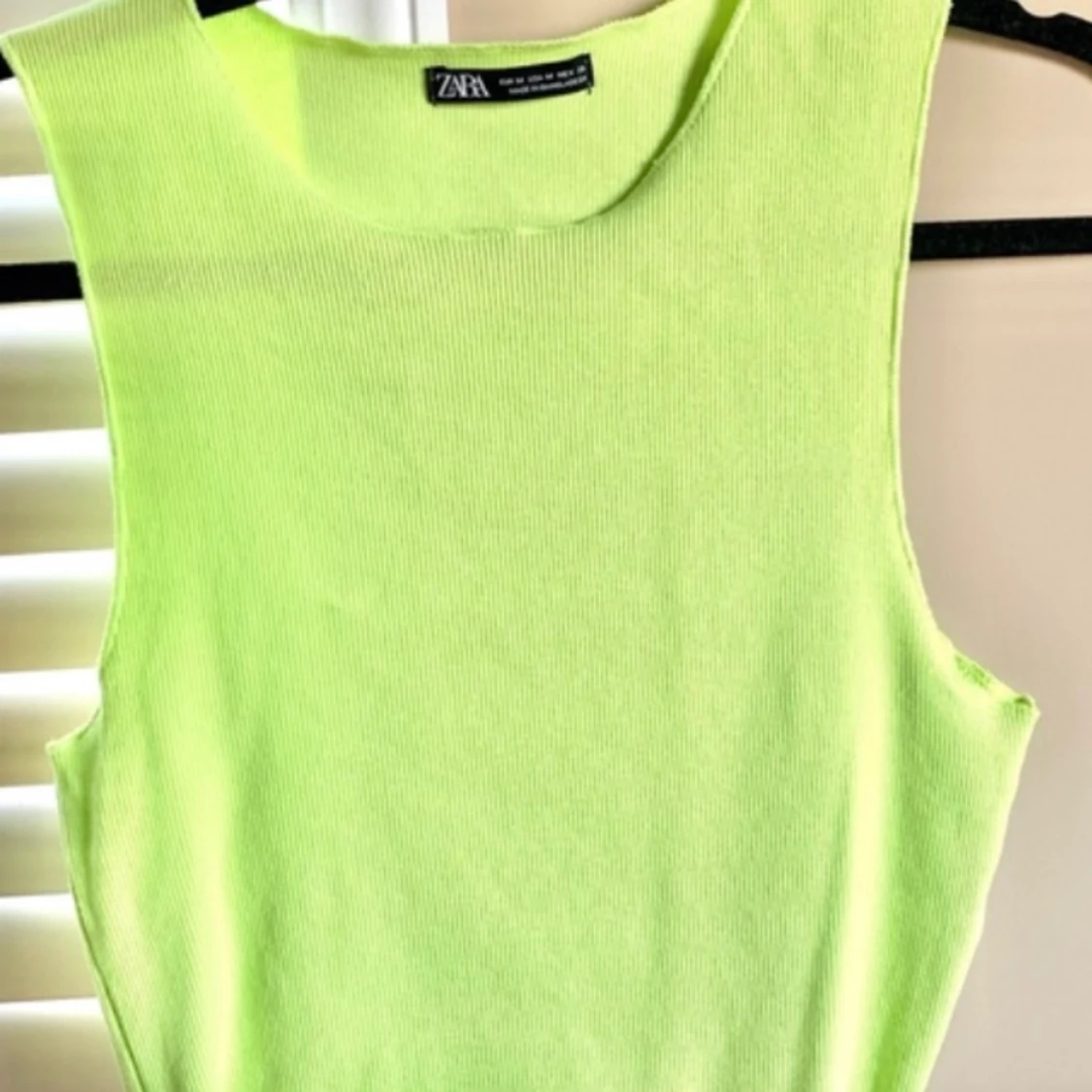 ZARA crop top i neon grön strl S - 91