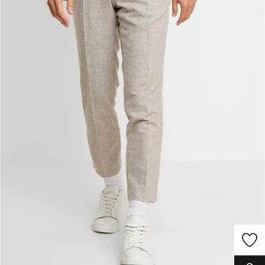 Beiga tygbyxor från Viggo slimfit 130kr (32x32) - Slimfit tygbyxor beiga från Viggo köpta från Zalando för 375kr säljes för 130kr