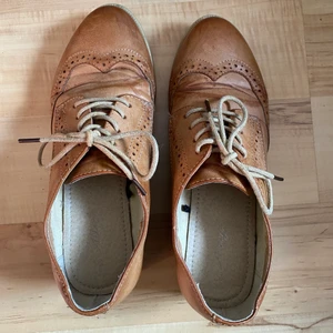 Skor - skor i gott men använt skick, bekvämma att gå i och normala i storleken. de är i fakeläder 