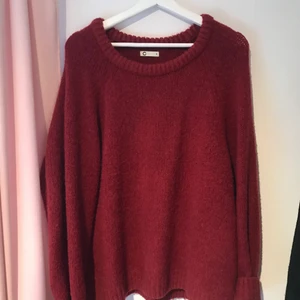 Vinröd stickad tröja  - Välanvänd tröja. Nopprig men fortfarande i användbart skick