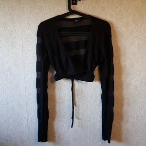 Dans kofta från bloch - riktigt häftig kofta från dans märket bloch. knappt använd, men är riktigt skön och snygg på. materialet är mesh likande fast tjockt. stl M, säljes för 250kr plus frakt elr upphämtning i kalmar.
