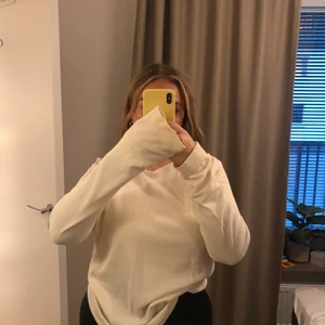 Långärmad Filippa K tröja 🤍  - Superfin äggvit oversize långärmad, smått stickad 🤍 Strl S men väldigt oversize 🤍
