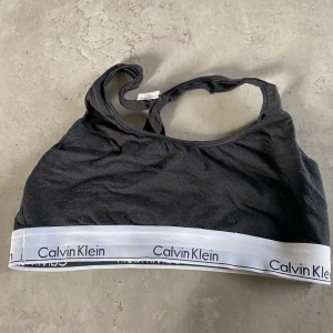 Calvin Klein Bh  - Jättefint skick. (Var nytvättad på bilden med flock på. Har rollat den. Den är inte nopprig) 