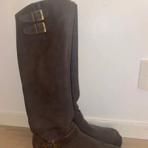 Bruna stövlar som liknar Johnny bulls - Super fina bruna stövlar med massa detaljer i storlek 39 inte använda så långa gånger så i jätte fina.+frakt