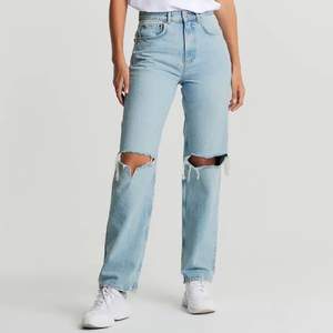 Säljer mina snygga jeans från Gina för använder de inte så mycket! De är i storlek 36 och de är riktigt snygga till de mesta plaggen tycker jag!🦋 är du intresserad av fler bilder så skriv bara!😇 köparen betalar frakt!  BUD: 500+frakt, frakten ligger på 60 kronor
