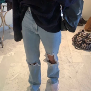 Mango Jeans - De är nya och ganska långa. Jättebra passform och sköna jeans. Köparen står för frakt. 🤍 Köptes för 600 kr. Inte så använda, ser ut som nya. 