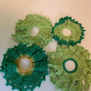 Virkade scrunchies i grön. -  Handvirkade scrunhies, och har ett väldigt fint mönster. Har 5 gröna och 14 totalt (har lagt ut flera.) Den största är 19cm och den minsta är 14cm ⚠️Limited edition⚠️. Kontakta om mer info.