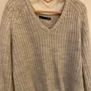 Grå stickad tröja - Mysig stickad tröja som är fin att ha över linnen💗frakt ingår ej💗