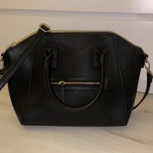 Givenchy Antigona Dupe  - Säljer min jätte fina dupe av den populära Givenchy väskan! Köpt på Lindex, sparsamt använd. Rymlig med ett litet fack på insidan. 💖 Nypris 499, säljer för 130💖