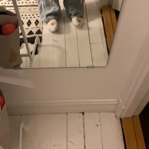 Monki Yoko jeans  - Ljusblåa vida monki jeans i modellen Yoko! Köptes för 400 :- säljes för 200 :- högsta bud : 220 + 59 frakt