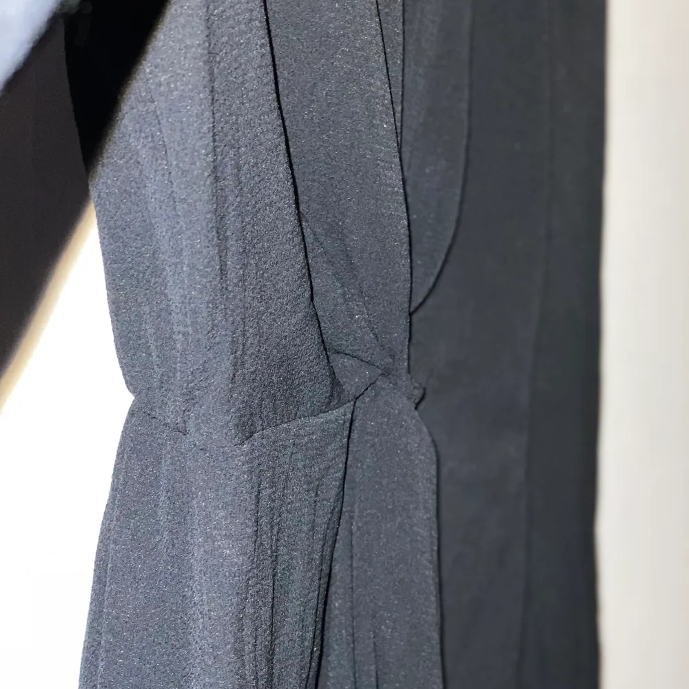 En suuuuper söt svart klänning från Gina tricot. Aldrig använt den. Super fina detaljer vid magen. ( frakt tillkommer ). Klänningar.