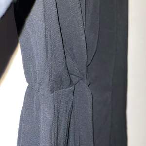 En suuuuper söt svart klänning från Gina tricot. Aldrig använt den. Super fina detaljer vid magen. ( frakt tillkommer )