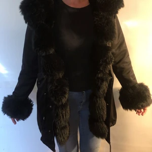 Fatima faux parka jacka  - En super trendig jacka med faux päls, i storlek S/M 