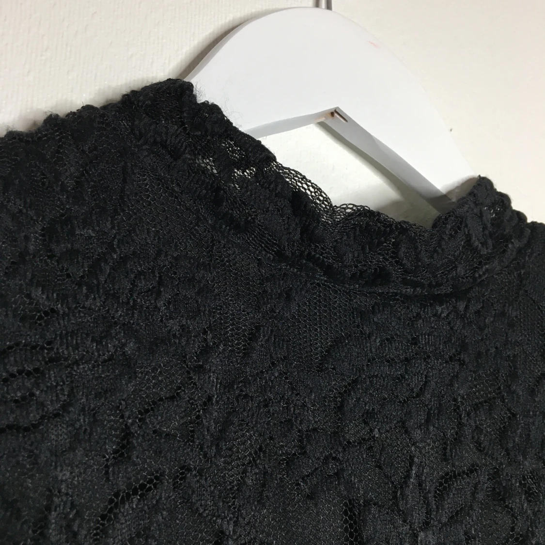 Svart blommig/lace croptop. Strl: xs - 90