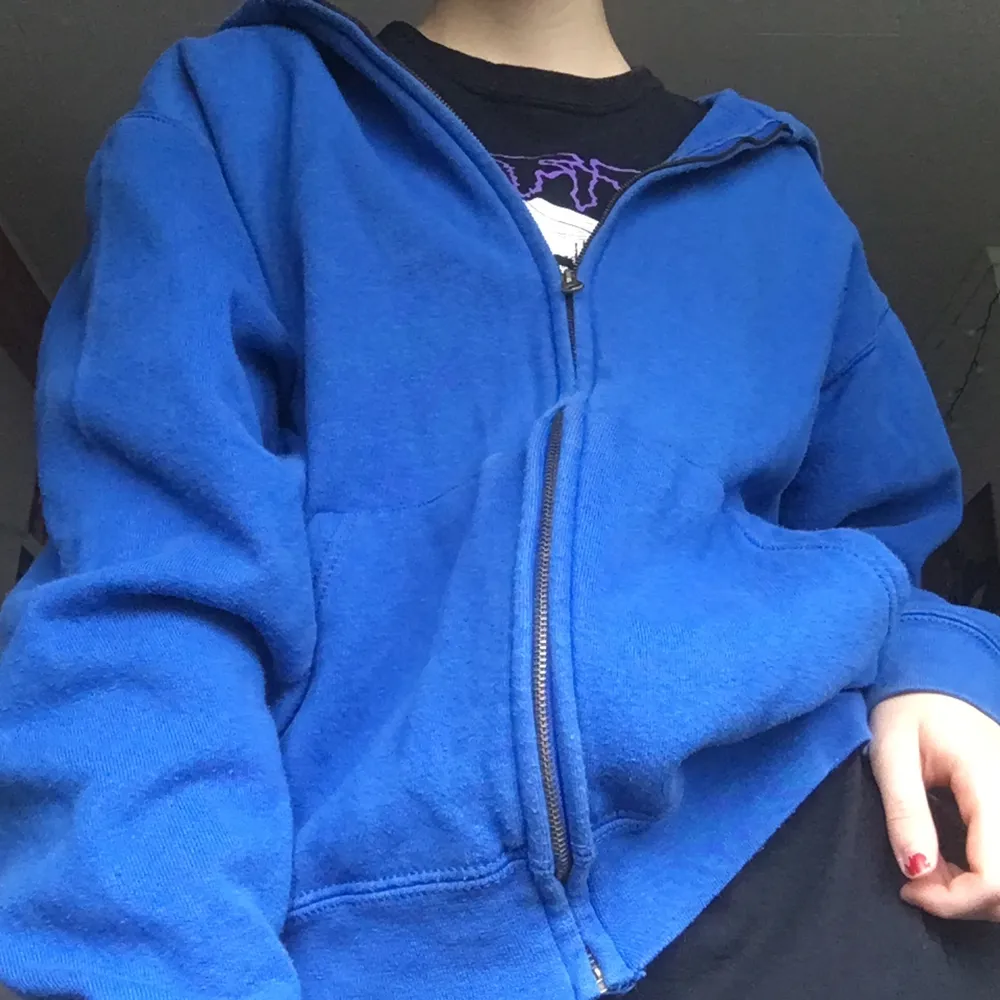 Så tuff ultramarine blå zip hoodie i storlek M!🥶 Köpt second hand i Sthlm, och i jättefint skick. Den har inget snöre, men hål där man kan stoppa i ett. Frakt tillkommer. . Hoodies.