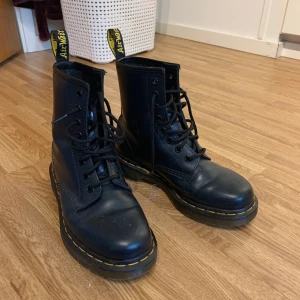 Dr. Martens - Mörkblå Dr. Martens i fint skick, strl 37. Använda ett fåtal gånger.