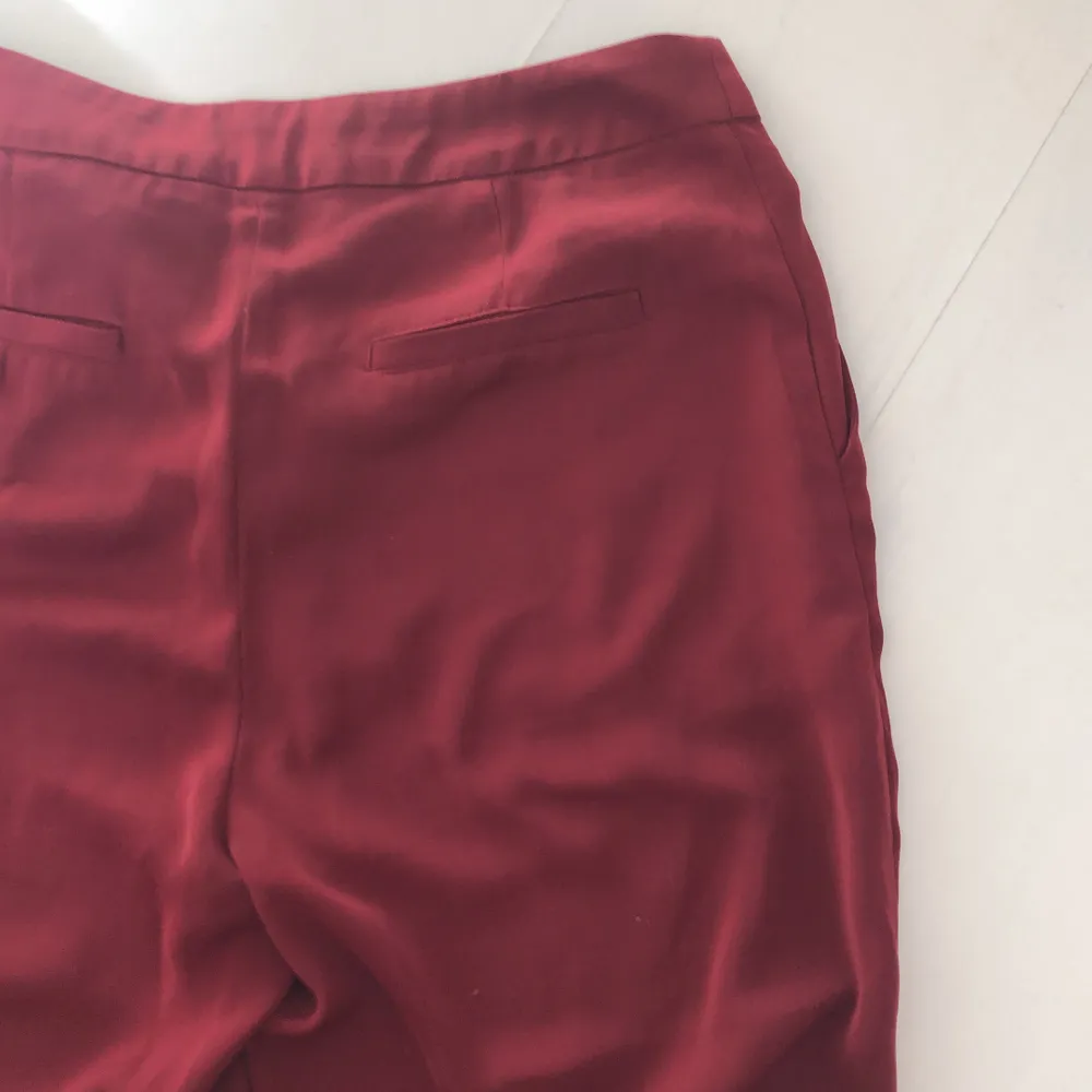 Snygga röda kostymbyxor från nakd som är slutsålda, som skulle passa bra till hösten o julen❤️säljer pga dom ej kommer till användning längre. 50kr + frakt ❤️ hör av dig om du är intresserad!. Jeans & Byxor.